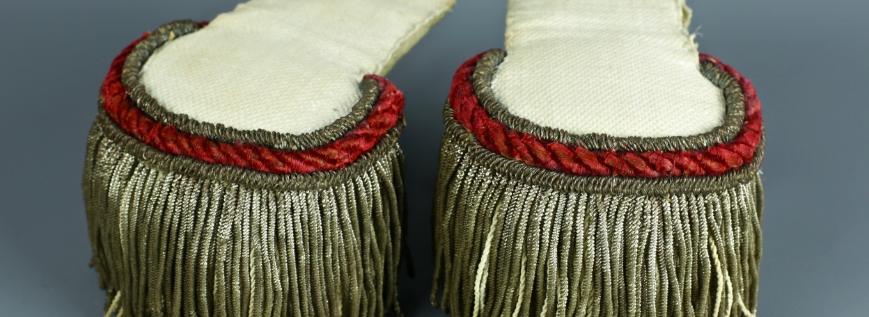 PAIRE D'EPAULETTES DE SOUS-OFFICIER DE GRANADIERS DE LA GARDE ROYALE 1815 - 1830 RESTAURATION