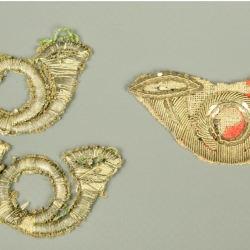 LOT DE TROIS RETROUSSIS D'OFFICIER DINFANTERIE LÉGÈRE - 1er EMPIRE