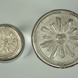 DEUX BOUTONS DE GARDE DU CORPS DU ROI - ANCIEN RÉGIME