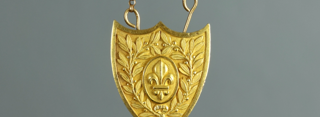 GARNITURES D'OFFICIER D'UNE COURONNE ET D'UN éCUSSON DES GENDARMES DE LA MAISON DU ROI - RESTAURATION