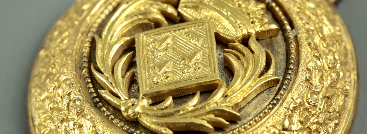 BOSSETTE DE MORS D'OFFICIER DU RÉGIMENT D'ANGOULÊME - PREMIERE RESTAURATION